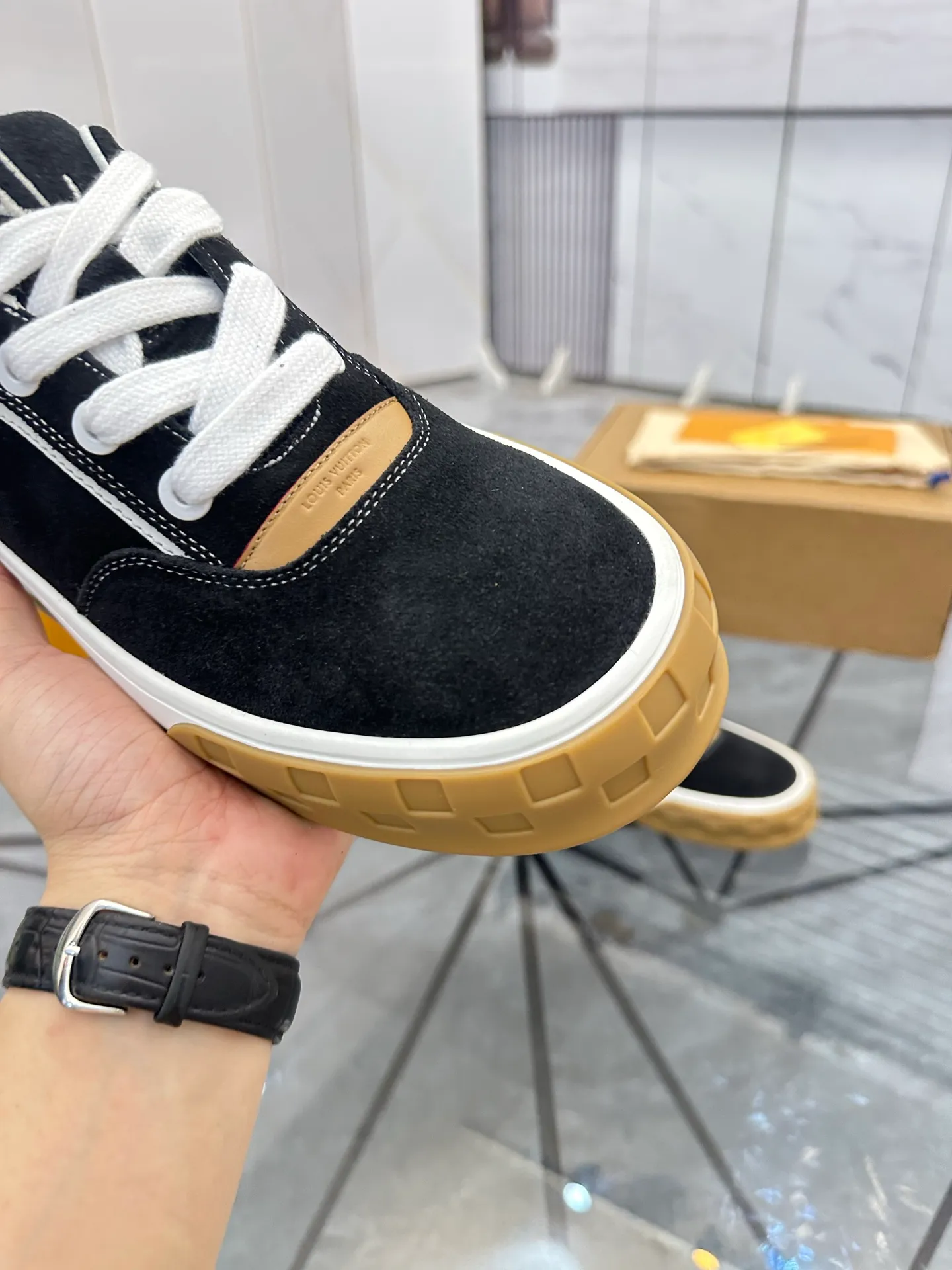 Men's shoes for sale 💰: 💰P660¥ Top quality Comes with airplane case Product trademark: LV* "Louis Vuitton*" low-top casual shoes Regular size: 35-44 (can be customized to 45) Couple style Product materials: imported nubuck leather upper, sheepskin lining, original outsole. Number: 819